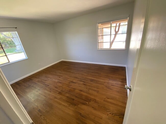Building Photo - Charming 3 Bedroom Home in Quiet Tree-Line...