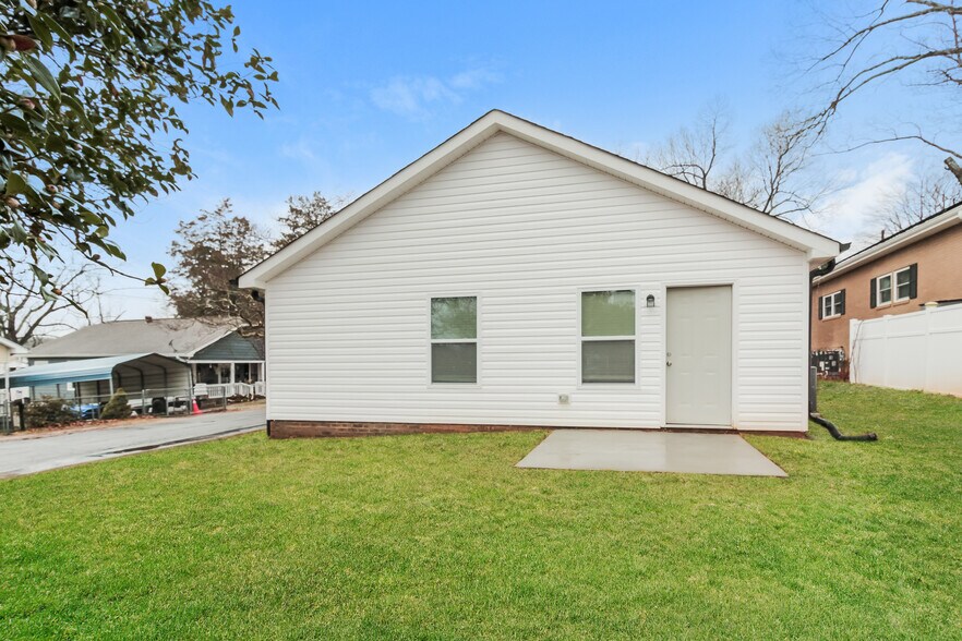 Building Photo - 36 Oak St