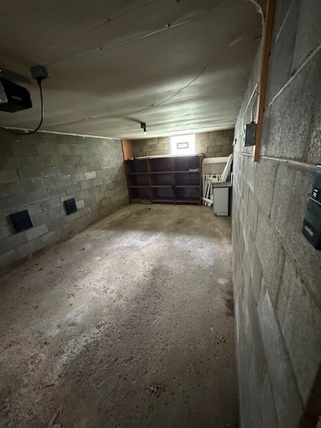 Building Photo - Charming 3 Bedroom Home with Fenced Yard &...