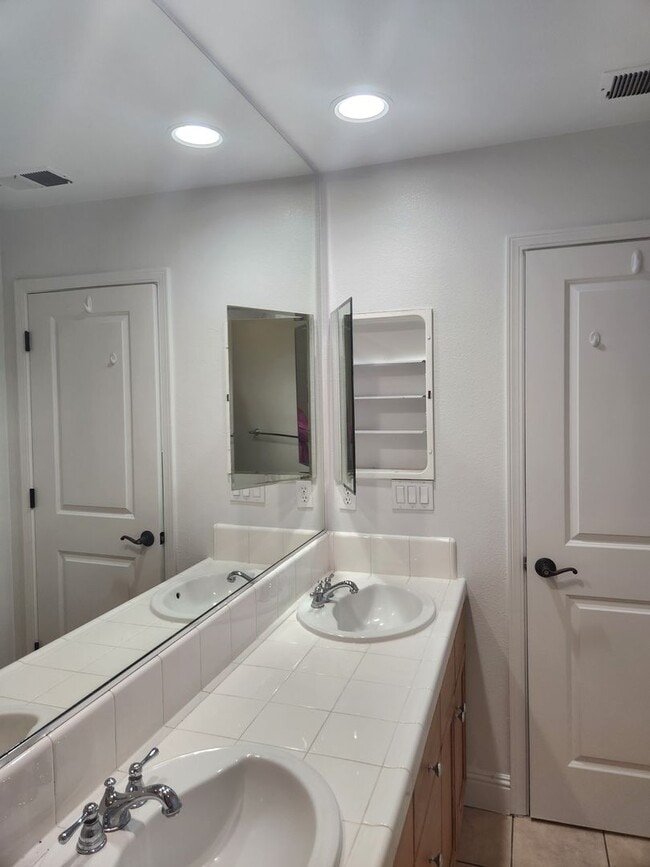 Building Photo - Great Santa Rosa Neighborhood 3 Bedroom, 2.5 Bathrooms