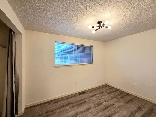 Building Photo - **MOVE-IN SPECIAL** 3 Bed / 2 Bath Rambler – Huge Fenced Yard + 2-Car Garage – Available Now