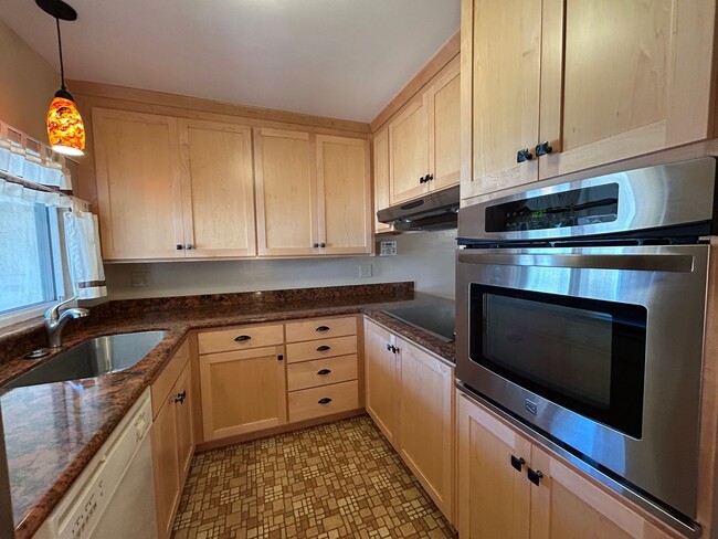 Building Photo - Nice Single Level Home with Attached Garag...