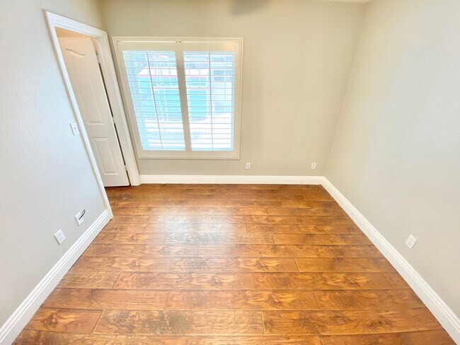 Building Photo - BEAUITFUL GATED PROPERTY 6 BEDROOMS/3 FULL...