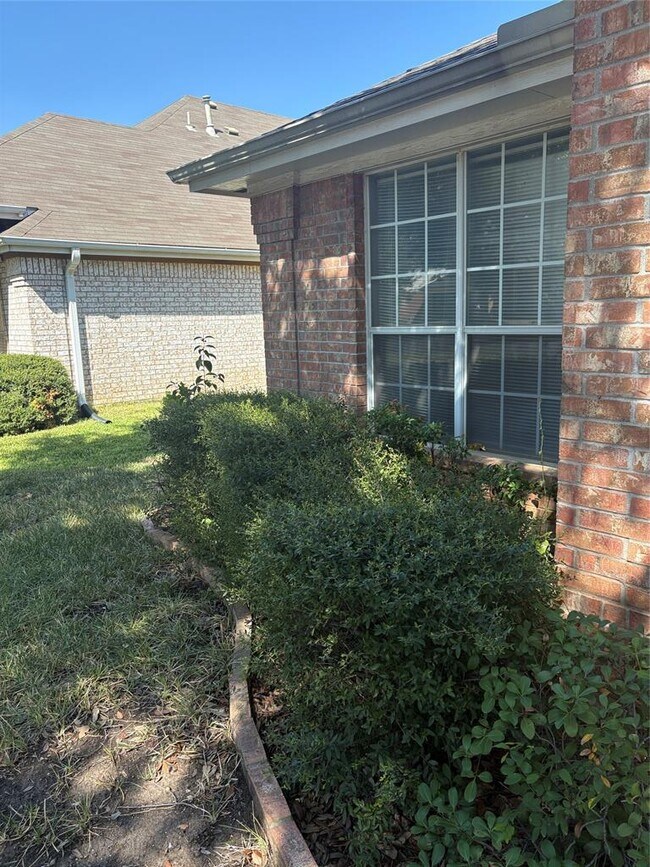 Building Photo - 16311 Rockgate Dr