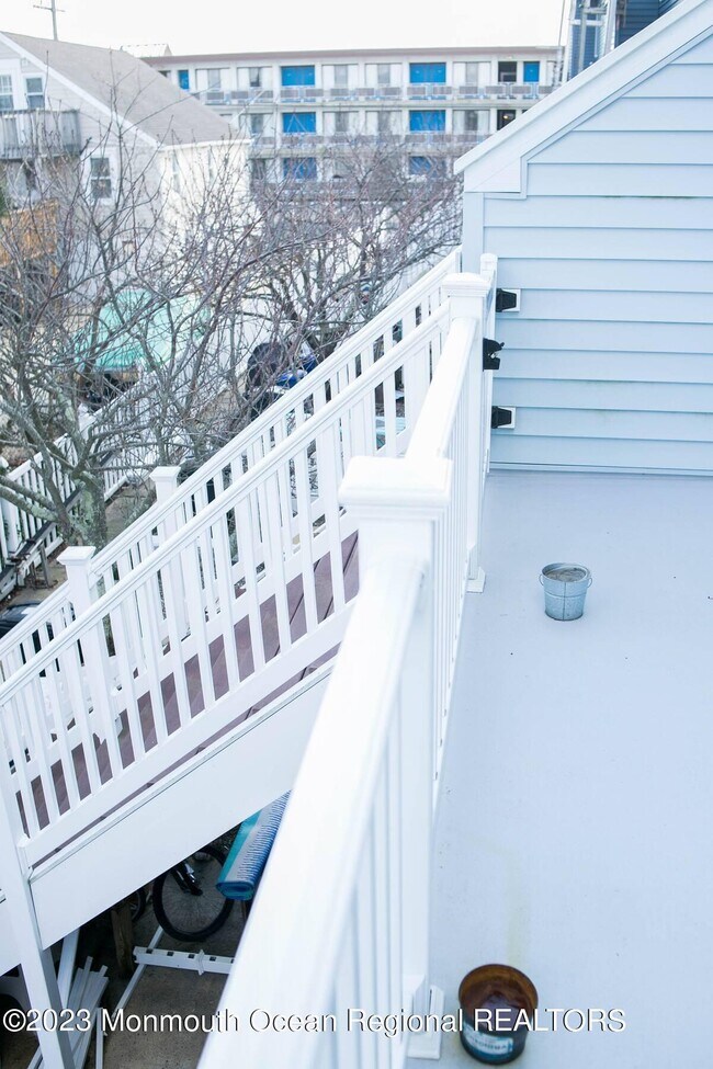 Building Photo - 10 SE Central Ave