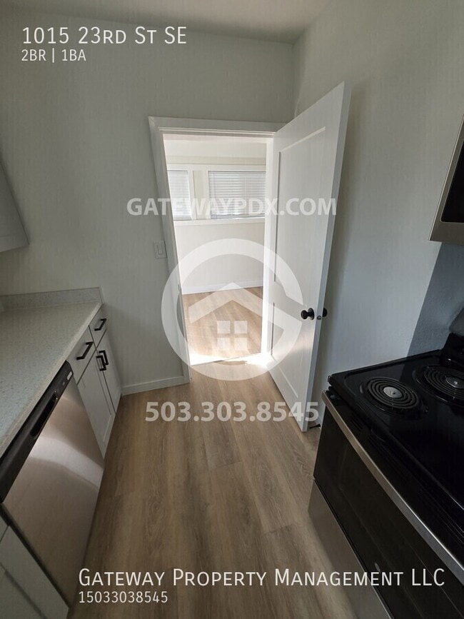 Building Photo - 1015 23rd St SE