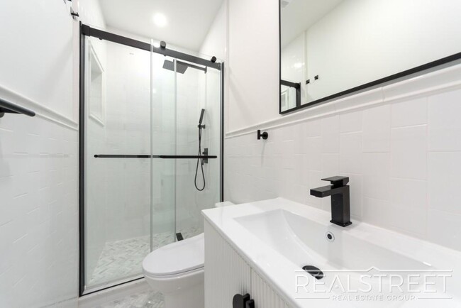 Building Photo - new 3 bed 2 Bath Duplex in Ocean Hill!