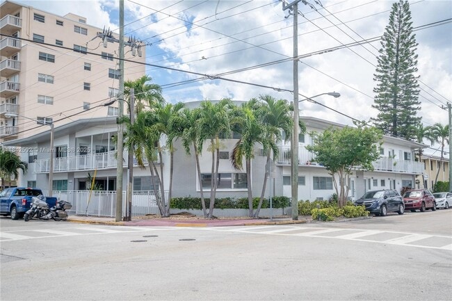 Building Photo - 7640 Carlyle Ave