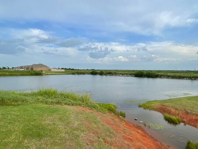 Building Photo - 4 Bed, 2 Bath with Neighborhood Pool and D...