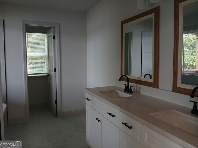 Building Photo - 245 Lakeview Dr