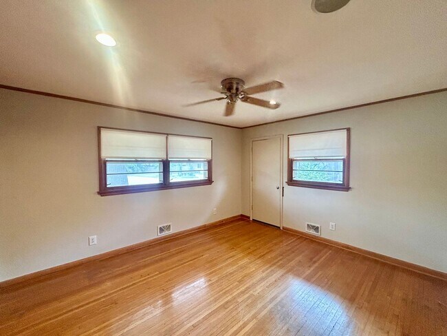 Building Photo - Great ranch style home located on a large ...