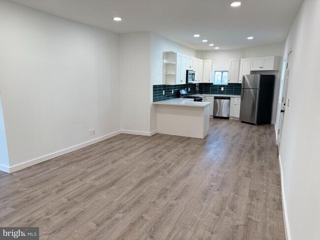 Primary Photo - 6366 Rogers Ave