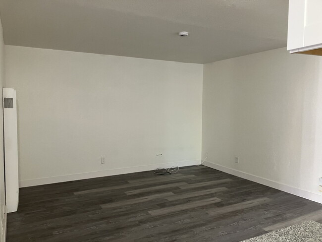 Building Photo - "Charming 3-Bed Oasis in Merced - Cozy 850...