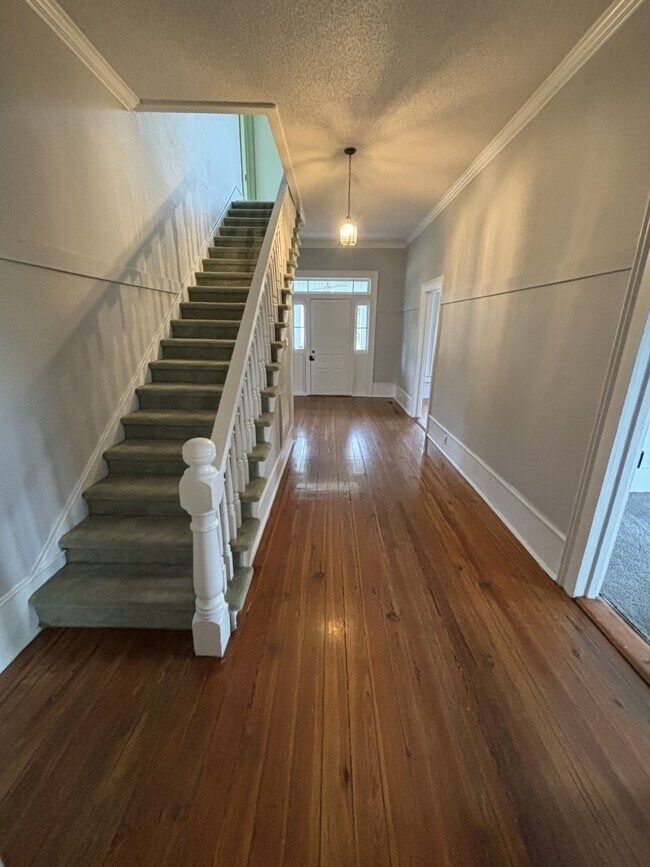 Building Photo - 800 Lennie Ln