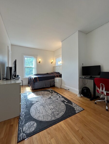 Building Photo - 37 Burnham St