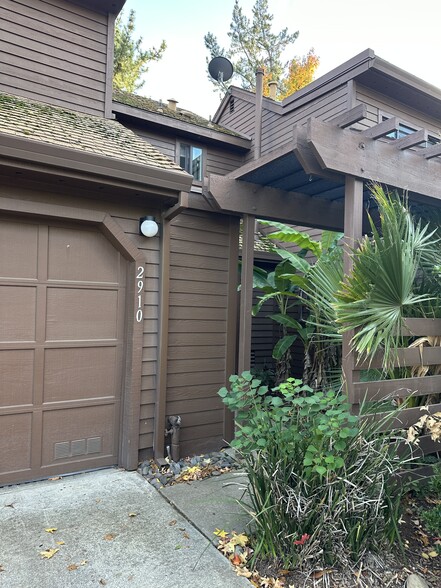 Front courtyard, garage - 2910 Pennyroyal Dr