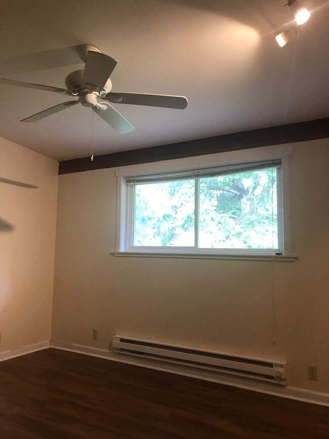 Building Photo - Tillicum 306