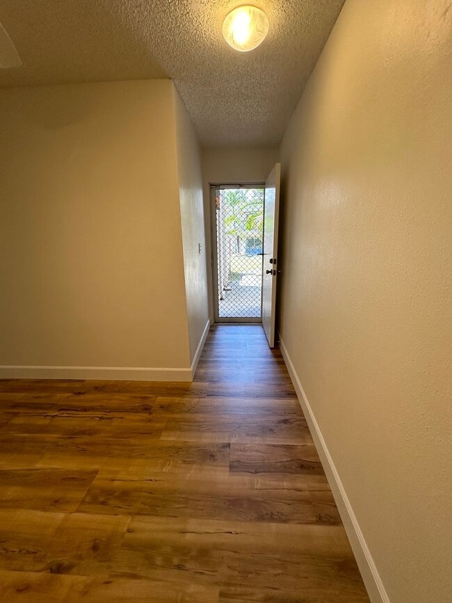 Building Photo - Spacious, Fully Renovated, 3 bedroom 2 bat...