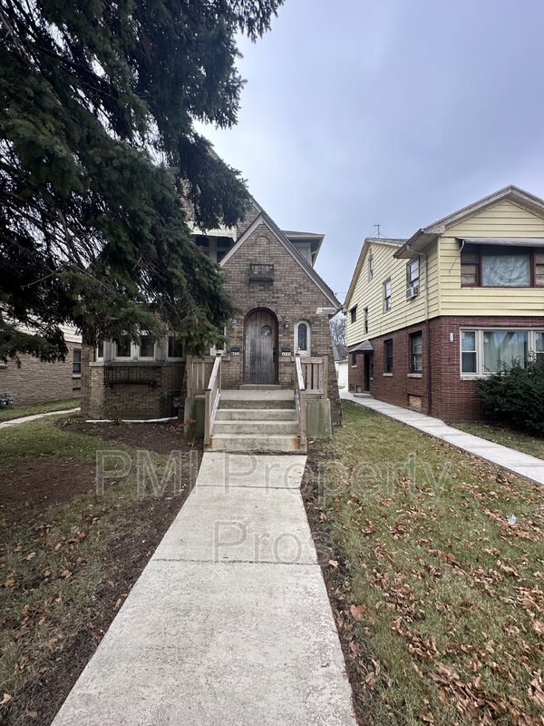 Building Photo - 4635 W Fond du Lac Ave