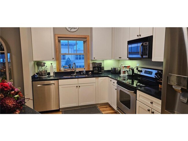 Building Photo - 2201 Village Ln