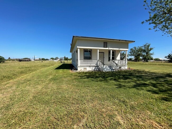 Building Photo - Spacious 3-Bed Home with Large Front & Backyard – Quiet Madera Living