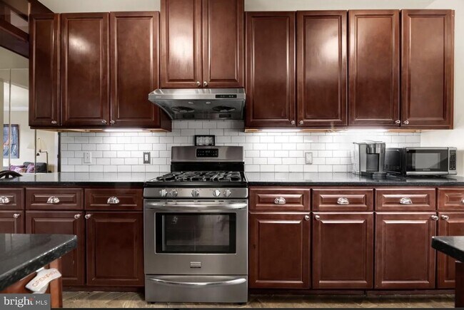 Building Photo - 721 12th St SE