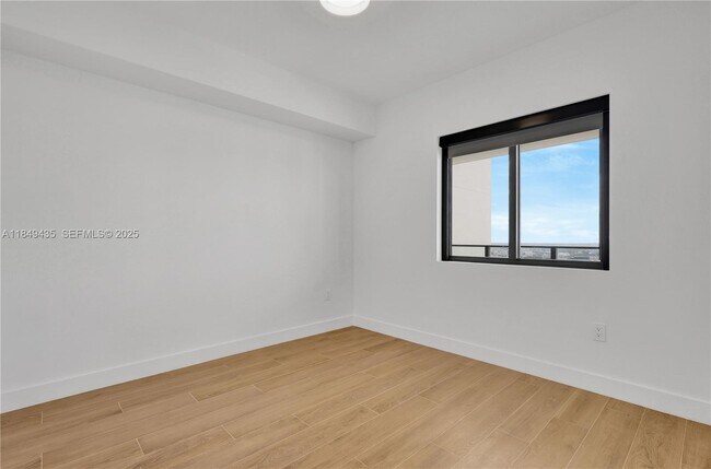 Building Photo - 700 NE 24th St