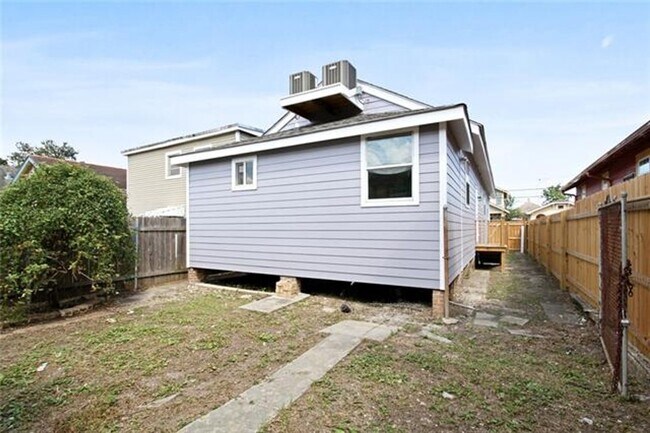 Building Photo - 2534-2536 Lavender St