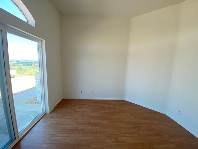 Building Photo - Panoramic Views - 46 West - Hilltop Property