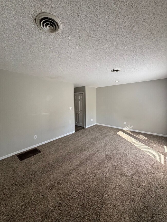 Building Photo - 2BD/1.5BTH Townhouse minutes from everything!