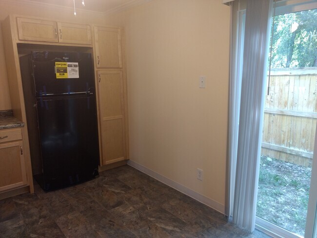 Building Photo - Updated 2 Bed 1 Bath Townhouse close to downtown Louisville