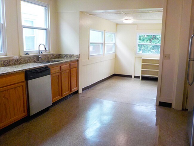 Building Photo - AVAILABLE 07/01/2026 - Beautiful 3 Bedroom...