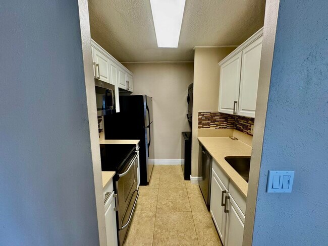 Building Photo - 10008 Twin Lakes Dr