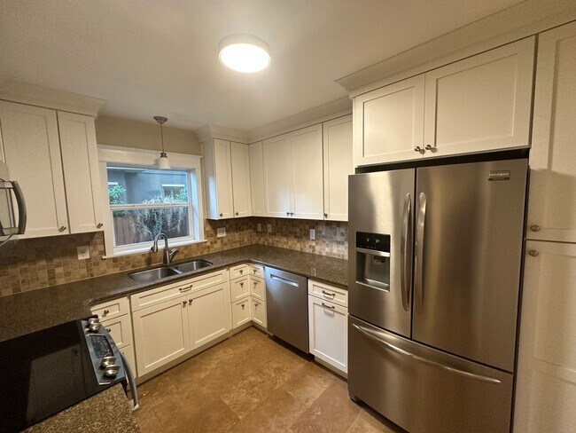 Building Photo - Stunning 3/2 Bungalow near the historic di...
