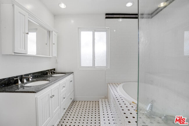 Building Photo - 2038 Malcolm Ave