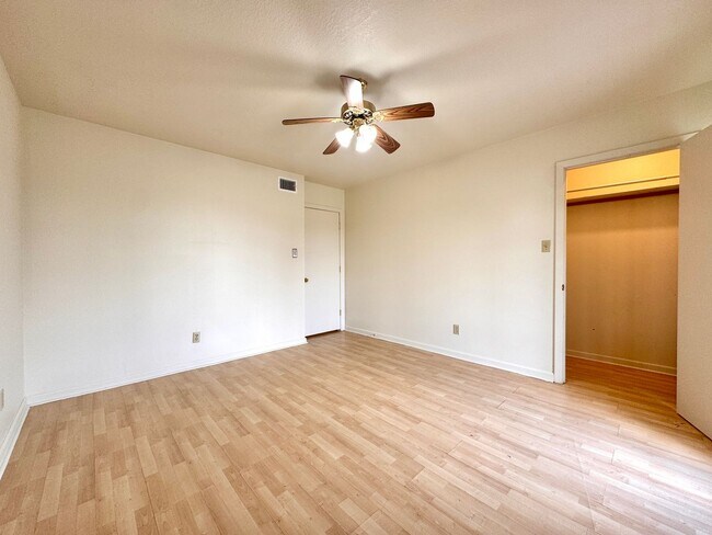 Building Photo - 2 Bedroom • 1.5 Bath • Townhouse Style Apa...