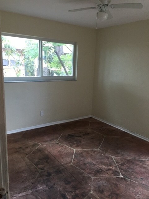 Building Photo - Large 4 -2 house in sw area ! Off Davie blvd