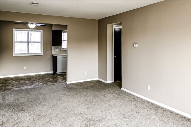 Building Photo - Top Floor 2-Bedroom Apartment in Bellevue!