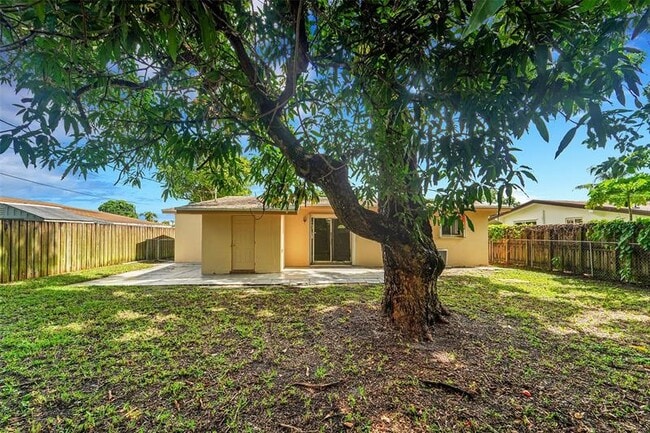 Building Photo - 2230 Havana Dr
