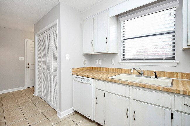 Building Photo - 8428 Clear Meadow Ln