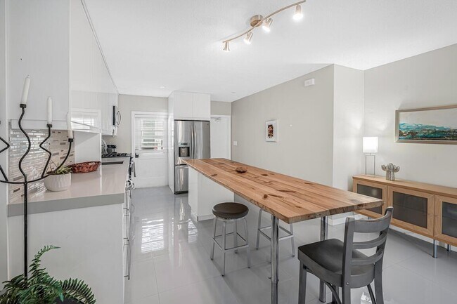 Building Photo - 200 E Royal Palm Rd