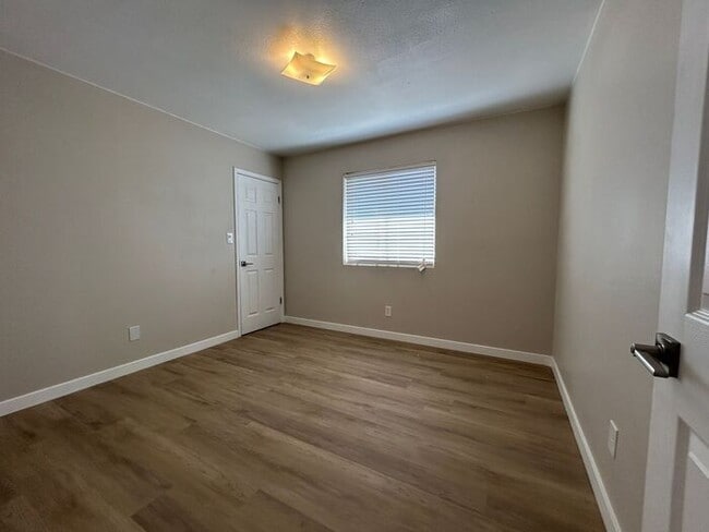 Building Photo - 540 W Del Campo Ave