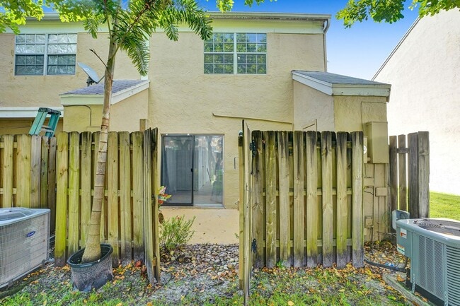 Building Photo - 2884 S Cambridge Ln