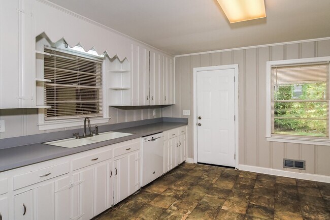 Building Photo - 1506 Cedar Terrace