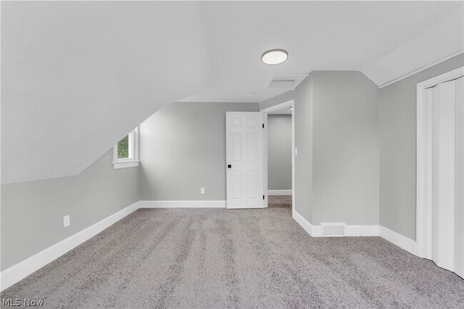 Building Photo - 1083 Eastlake Dr