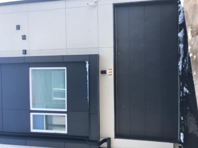 Building Photo - 825 Crisman Dr