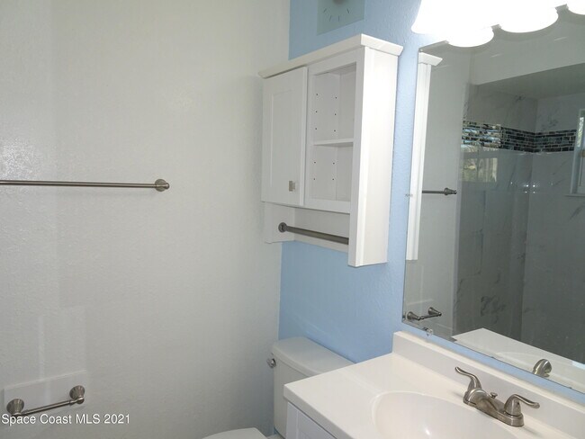 Building Photo - 901 Fairhaven St NE