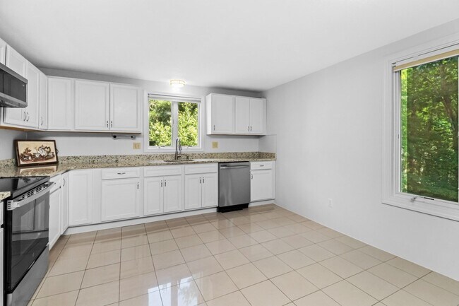Building Photo - 46 Pinebrook Ln