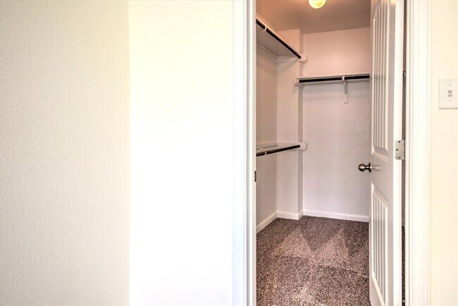 Building Photo - 2410 Great Oaks Dr
