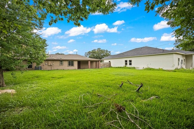 Building Photo - 1209 Dogwood Dr